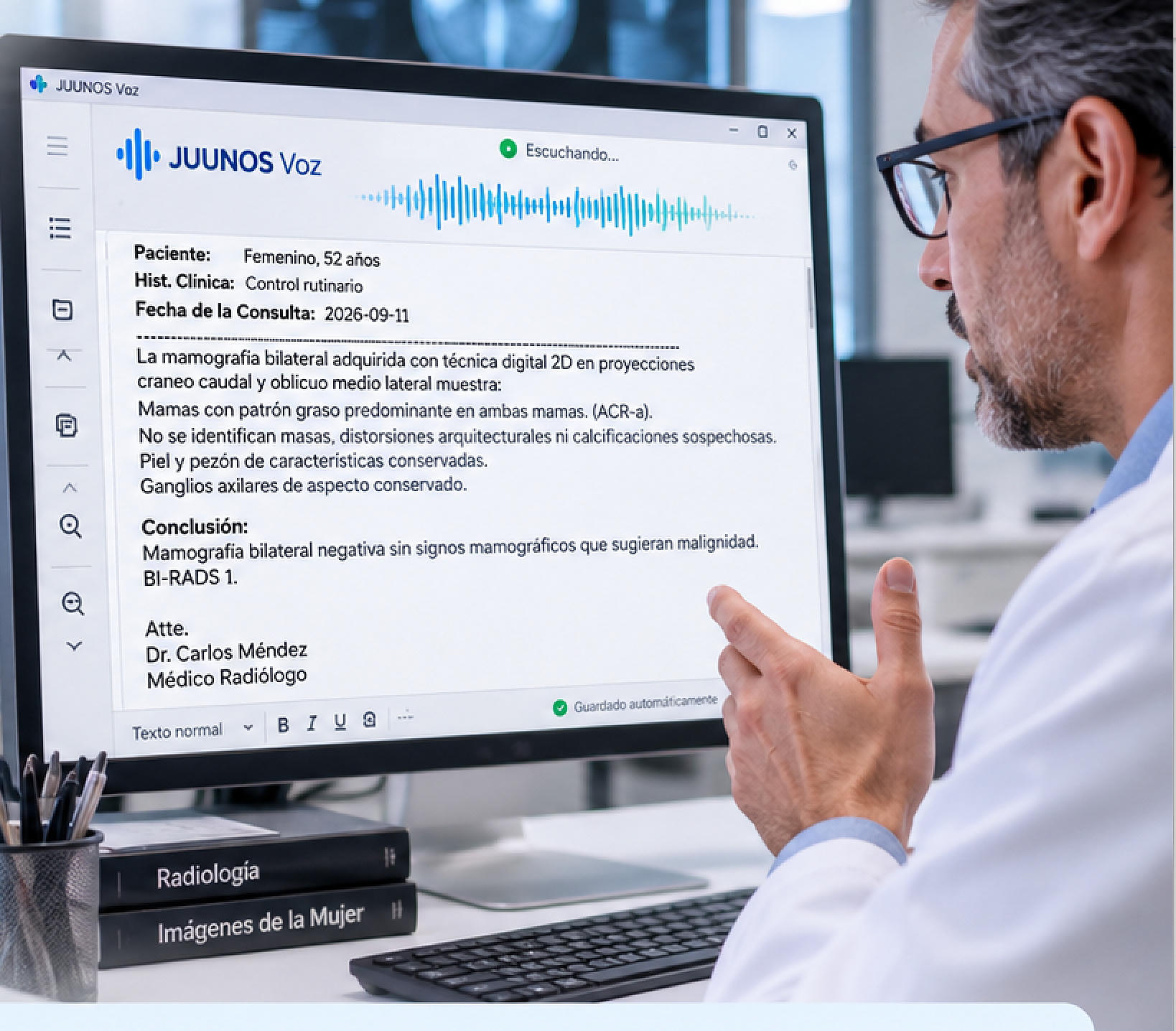 Radiólogo trabajando frente a un monitor con reporte radiológico