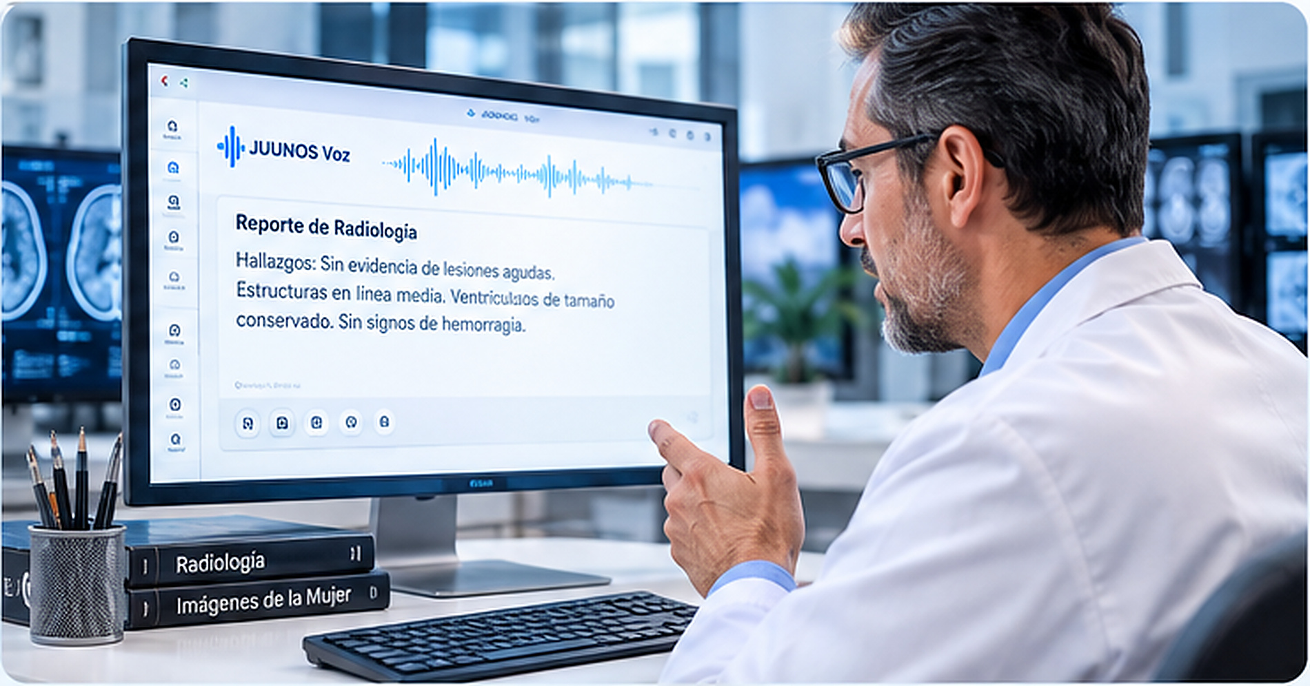 Profesional de radiología frente a imágenes diagnósticas y un reporte clínico